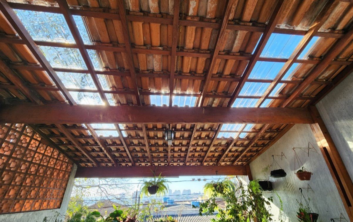 Telhado com telhas translúcidas Prismalux iluminando o ambiente